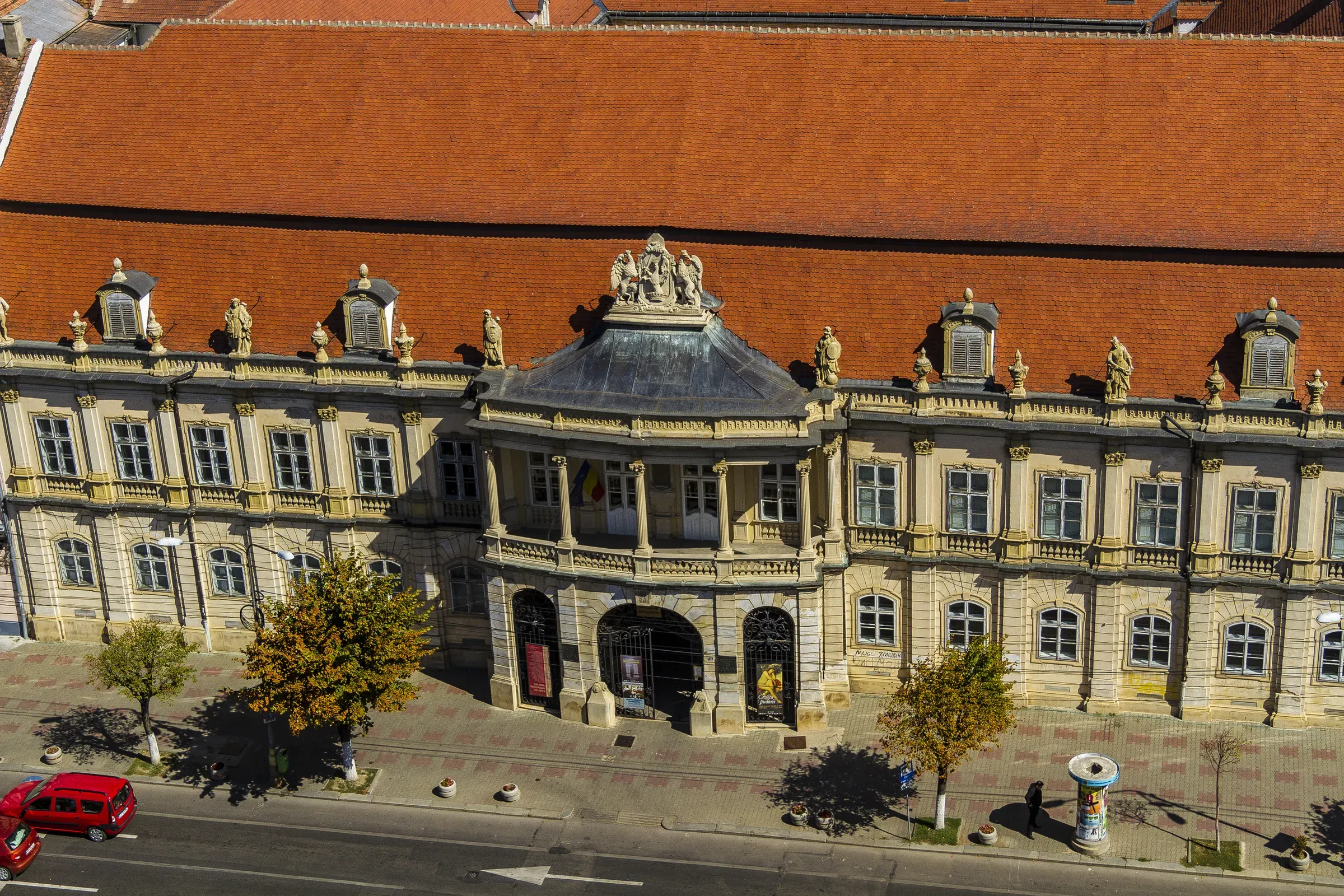 The front of the Bánffy Palace at Piața Unirii 30, home of the Art Museum, with its coat of arms and balustrade statues