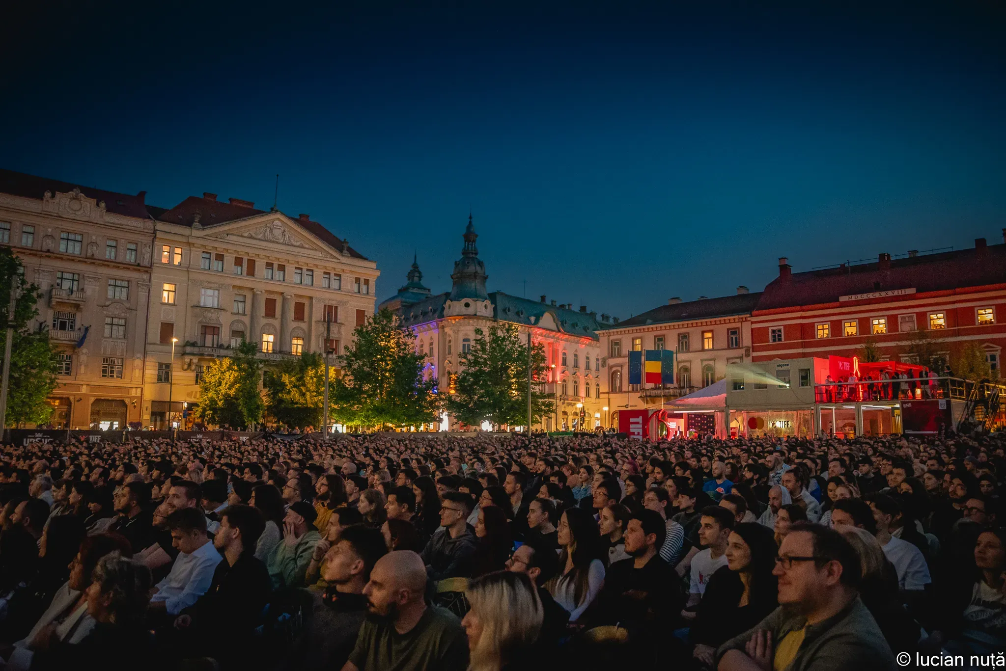Proiecție TIFF în aer liber, seara, în Piața Unirii plină